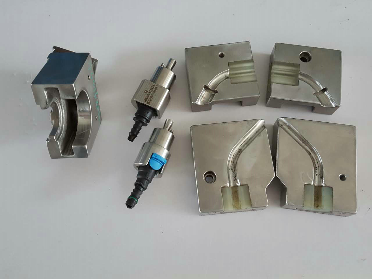 Assembly clamp block and pressure head